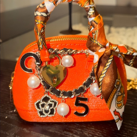 Fashion handbags with strap/bag charms - Picture 4 of 9